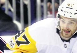 Maçta boynu kesilen hokey sporcusu öldü