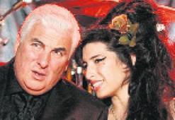 Winehouse’un babasından kâr davası