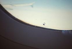 Uçak pencerelerindeki minik deliklerin sırrı! Hayat kurtarıyor