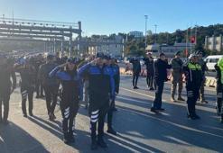 Polis ekiplerinden 15 Temmuz Şehitler Köprüsü’nde Atatürk’e saygı duruşu