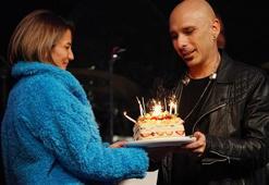 Birol Namoğlu'na konser öncesi eşinden pasta sürprizi