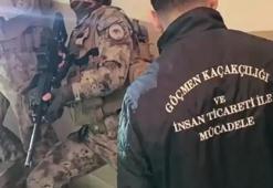 Göçmen kaçakçılarına operasyon! 4'ü polis 15 gözaltı