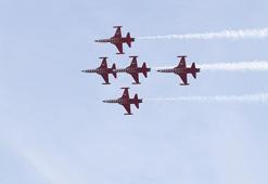 Antalya'da Ata'ya saygı uçuşu! Türk Yıldızları nefes kesti