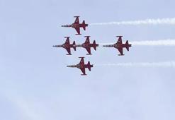 Antalya'da Ata'ya saygı uçuşu! Türk Yıldızları nefes kesti