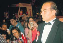 Bunun adı saçmalık! Atatürk sevgisini istismar ediyorlar