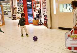 Fettah Can, AVM'de çocuklarıyla top oynadı