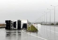 Meteoroloji uyarmıştı! Edirne'de rüzgar TIR devirdi