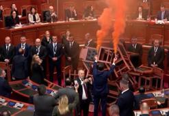 Arnavutluk’ta muhalif milletvekilleri parlamentoda yangın çıkardı