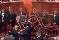 Arnavutluk’ta şiddetli bir eylem daha! Parlamentoyu ateşe verdiler