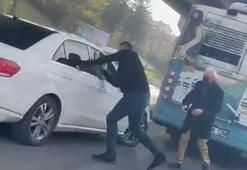 Otobüs şoförü kendisini sollamaya çalışan sürücü ile kavga etti, anbean kaydedildi