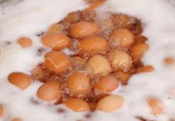 Şeflerin kullandığı pratik yöntem! Yumurtanın 1 dakikada haşlanmasını sağlıyor
