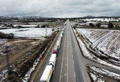 Balkanlar’da yollar kardan kapandı! 20 kilometre TIR kuyruğu