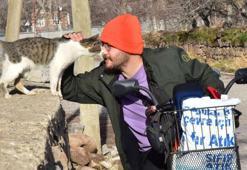 Engelli genç 10 yıldır sokak hayvanlarını besliyor