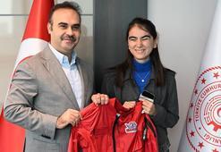 Görme engelli genç girişimci Zülal, geliştirdiği teknolojiyle Togg'un gözleri oldu