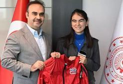 Görme engelli genç girişimci Zülal, geliştirdiği teknolojiyle Togg'un gözleri oldu