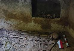 Evin bahçesi çöktü! Şoke eden mezarlık ortaya çıktı