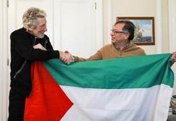 Pink Floyd solisti Roger Waters, Kolombiya Devlet Başkanı ile 'Filistin' bayrağı açtı