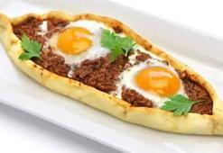 Pide salonlarını aratmıyor! Damak çatlatan pide tarifi