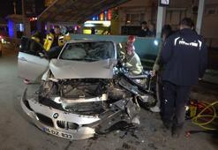 Bursa'da feci kaza! Otomobil Bursaray’ın bariyerine çarptı: Sürücü araçta sıkıştı