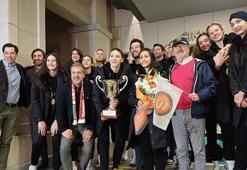 Şampiyon Eczacıbaşı Türkiye'ye döndü! Hande Baladın'dan 'rüya takım' göndermesi