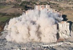 Dinamit ile patlatılan binalar bir bir yıkılıyor