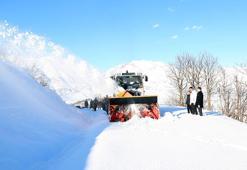 Tunceli’de kar yarım metreyi geçti! 3 günde 303 köy yolu ulaşıma açıldı