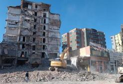Ağır hasarlı 9 katlı bina, yıkım çalışması esnasında çöktü