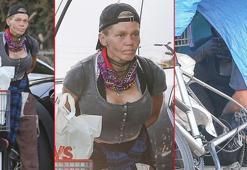 Sokaklarda yaşayıp çöpten yiyecek topluyor! Eski model naylon bir tentenin altına sığındı