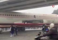 Hurdaya çıkan uçağı taşıyan kamyon köprüye sıkıştı!