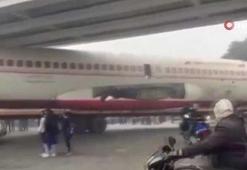 Hurdaya çıkan uçağı taşıyan kamyon köprüye sıkıştı!