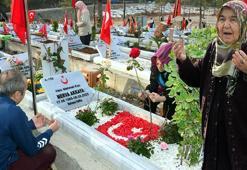 Yılın son gününde depremde kaybettikleri için dua ettiler