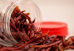 Kış aylarında ayak üşümesine son! Pul biberi topuklarınıza sürün üstüne çorap giyin