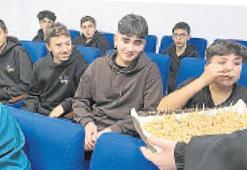 Öğrencilere Ata ekmeği ikramı