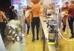 Baristaya gülücük dayağı! Tişörtünü çıkarıp dövdü
