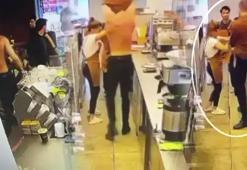 Baristaya gülücük dayağı! Tişörtünü çıkarıp dövdü