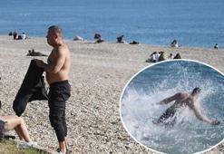 Antalya'da deniz sıcaklığı şaşırttı, sahile inen kendini suya attı