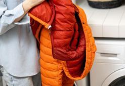 Makinede yıkanan şişme mont topaklandıysa bu yöntemi deneyin! Eşit şekilde kabarıyor