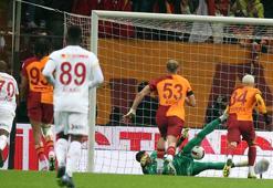 Galatasaray'da Fernando Muslera penaltı kurtardı!