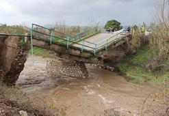 Manisa'da şiddetli sağanak nedeniyle köprü yıkıldı, heyelan oluştu