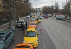 Taksiciler taksimetre ücretlerini güncellemek için uzun sıralar oluşturdu