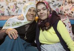 9 çocuğunu evlendirdi! 48 yıldır engelli kızına bakıyor