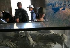 Pompei'den 3 taş çaldı, lanet peşini bırakmadı! 'Haberim yoktu, meme kanseri oldum'