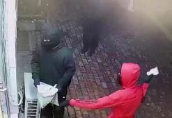 500 bin liralık telefon hırsızlığı kamerada! Şüphelilerin kıyafetleri çöp bidonundan çıktı