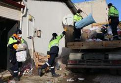 Daha önce 4 kez temizlendi! O evden yine 3 kamyon çöp çıktı