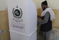 Pakistan gergin seçimde sandık başında: Telefon hizmeti kesildi