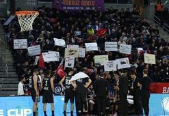 Bahçeşehir Koleji'nden anlamlı pankart