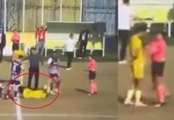 Kadın hakem itekledi, futbolcu defalarca yuvarlandı!