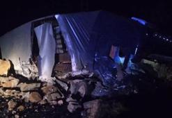 Artvin'de heyelan! Dev kaya parçaları TIR'ı devirdi