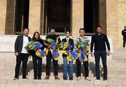 Zaferin Rengi filminin galası öncesi Anıtkabir'e ziyaret!