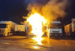 Bilecik'te TIR yangını! Park halindeyken alev alev yandı